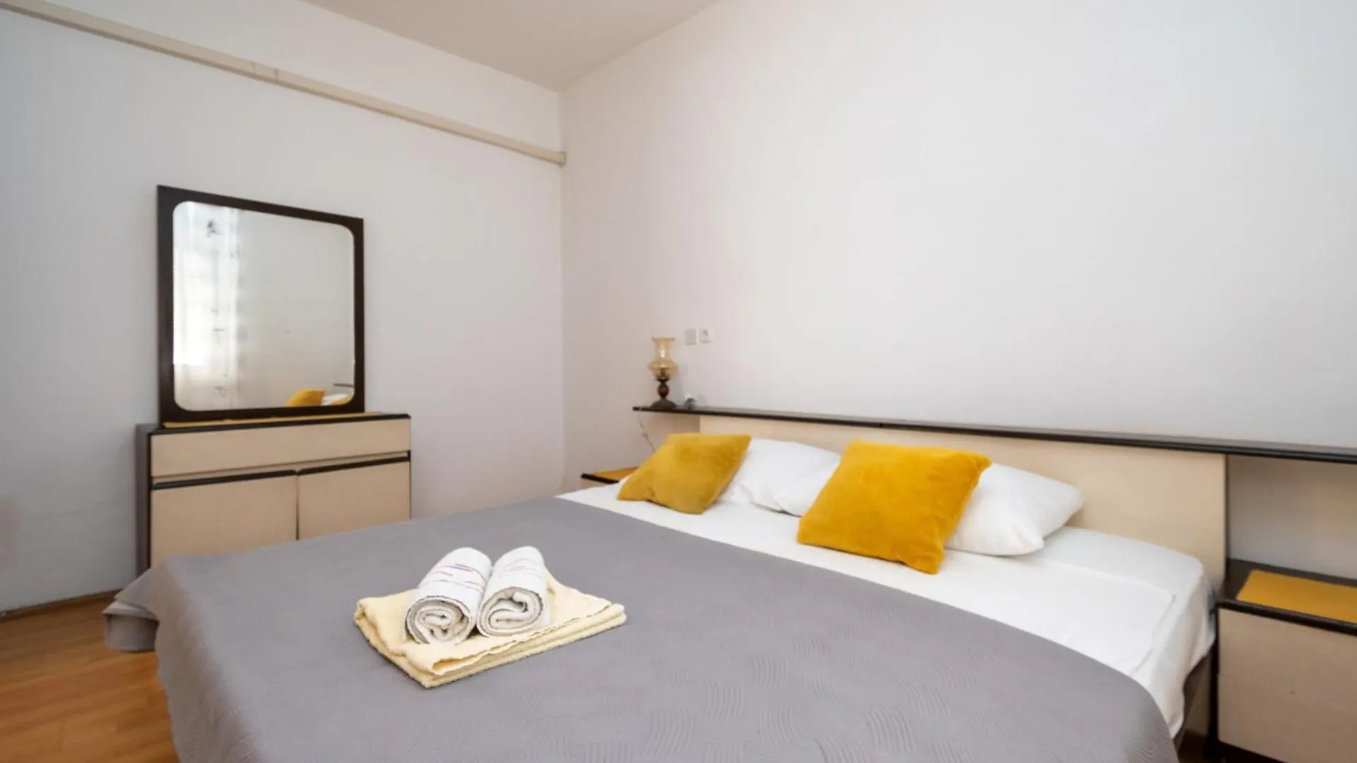 Apartments And Rooms With Parking Space Zadar - 21805 Guest house