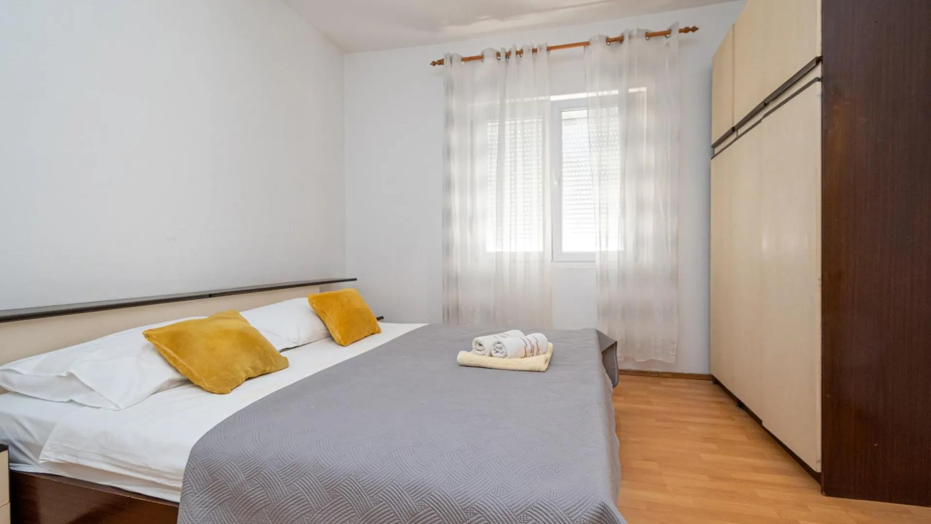 Apartments And Rooms With Parking Space Zadar - 21805 Guest house